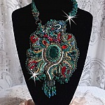 Plastron Dragon brodé avec un cabochon et des chips en Malachite Naturel, un beau dégradé d'un vert émeraude avec ces rocailles de couleurs